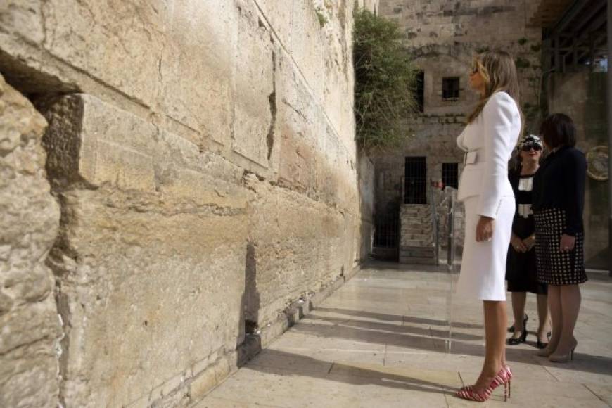 La presencia de la familia presidencial estadounidense en el muro de los Lamentos habría podido ser interpretada como un reconocimiento por Washington de la soberanía de Israel en este lugar, y EUA piensa que el estatuto diplomático de Jerusalén aún tiene que negociarse.