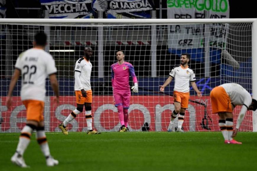La tristeza de los jugadores del Valencia tras un gol del Atalanta. Foto AFP