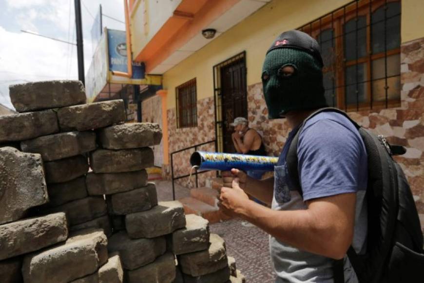 La Policía de Nicaragua también confirmó la muerte del estadounidense Sixto Henry Vera, de 48 años, y atribuyó ese homicidio a 'grupos delincuenciales que, encapuchados, con armas de fuego, morteros y bombas molotov, operan en el sector' de la Universidad Politécnica de Nicaragua (Upoli), en Managua, que se mantiene tomada por un grupo de estudiantes que protestan contra el Ejecutivo.