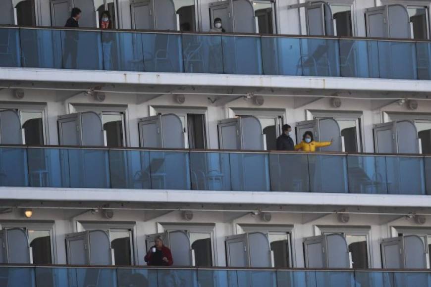 Las autoridades niponas informaron hoy que dejarán que los pasajeros de mayor edad y lo que sufran enfermedades crónicas abandonen pronto el crucero, informó hoy una fuente cercana al asunto a la agencia Kyodo.