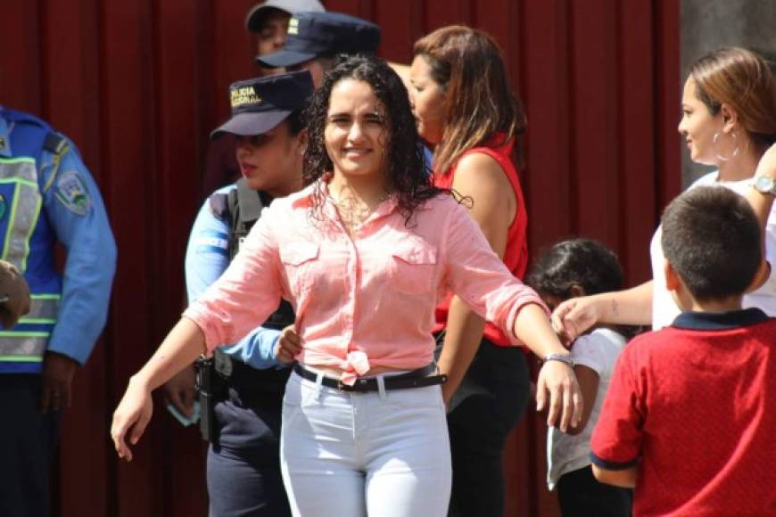 Una guapa aficionada entrando al estadio Francisco Martínez Durón de Tocoa.