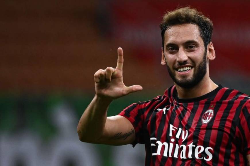 Según informaciones de la Gazzeta dello Sport, el jugador turco Hakan Calhanoglu quiere abandonar la disciplina del AC Milan y de momento no tiene intención de renovar. El mediocentro ha mostrado interés en volver a Alemania, donde empezó a destacar, y el Leipzig y el Hertha de Berlín son los pretendientes que más suenan estos últimos días.