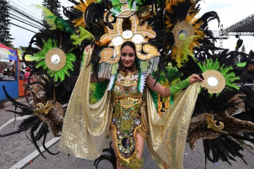 Los trajes vistosos y colores fuertes predominaron entre las bellas capitalinas.