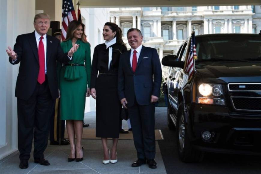 La reina Rania optó por un conjunto negro y una bufanda blanca que complementó con stilettos del mismo color.