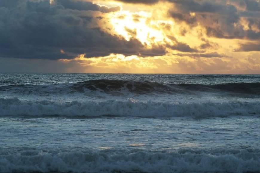 La peligrosa marejada ciclónica causará que áreas que son normalmente secas cerca de la costa 'se inunden por un aumento del nivel' del mar que podría alcanzar entre 9 y 13 pies (2,7 a 4 metros) de altura desde Cabo Fear a Cabo Lookout.