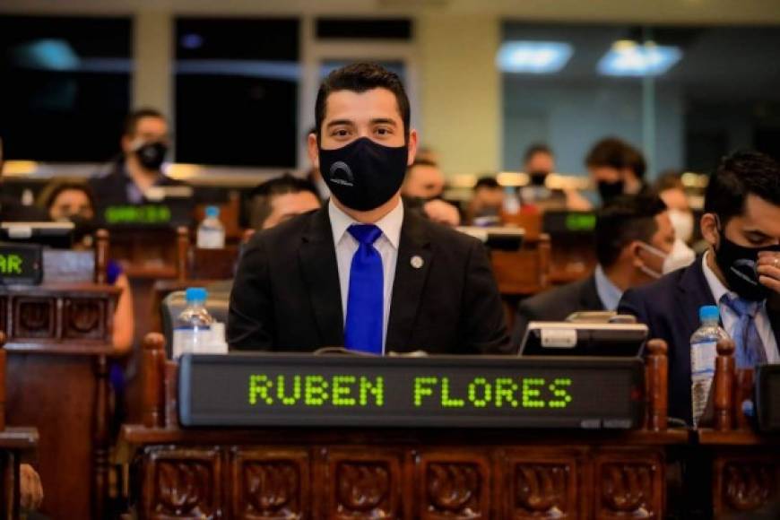 Rubén Flores, de 25 años de edad, es otro de los rostros más jóvenes del congreso aliado a Bukele.