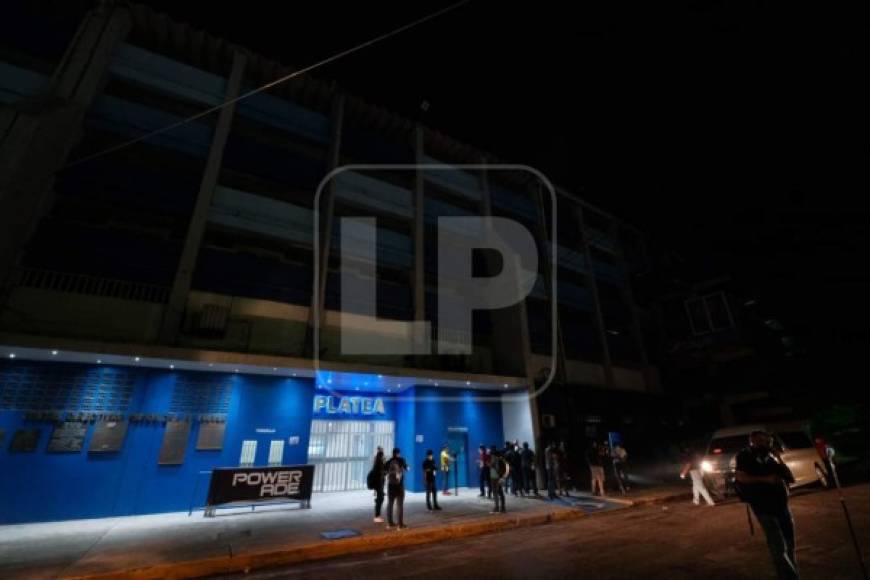 ¿Jugando sucio? Los salvadoreños impidieron que la H recorriera el Cuscatlán ya que apagaron las luces del recinto deportivo. Una acción que generó el malestar del combinado catracho.