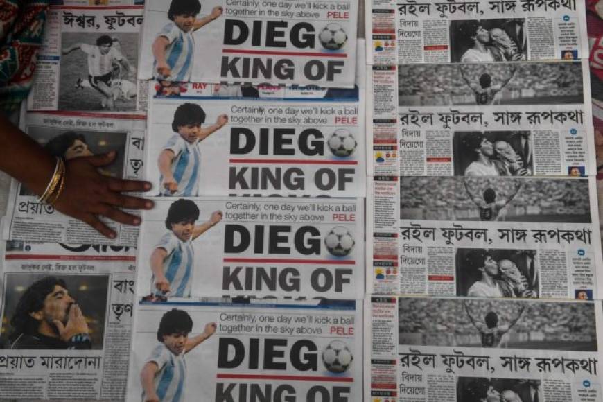 Así salieron las portadas de los periódicos en India. La muerte de Maradona acaparó todo.