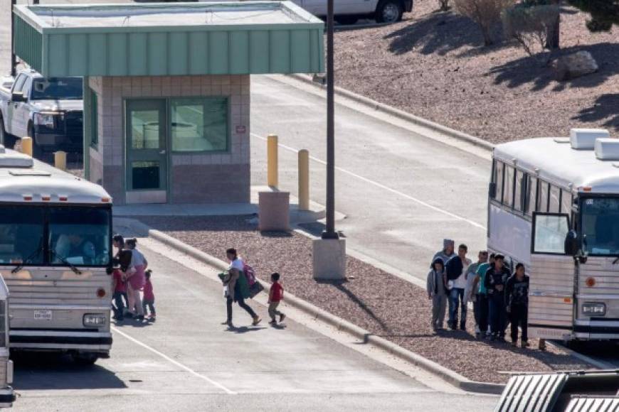 Agentes fronterizos se han visto obligados a liberar a cientos de inmigrantes por la falta de camas en los centros de detención.
