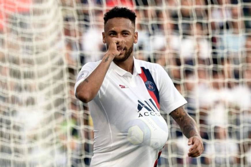 En su celebración, Neymar pidió un balón para ponérselo como si fuera el vientre de una mujer embarazada y lo acompañó llevándose el dedo a la boca… ¿será padre por segunda vez? Un festejo misterioso.