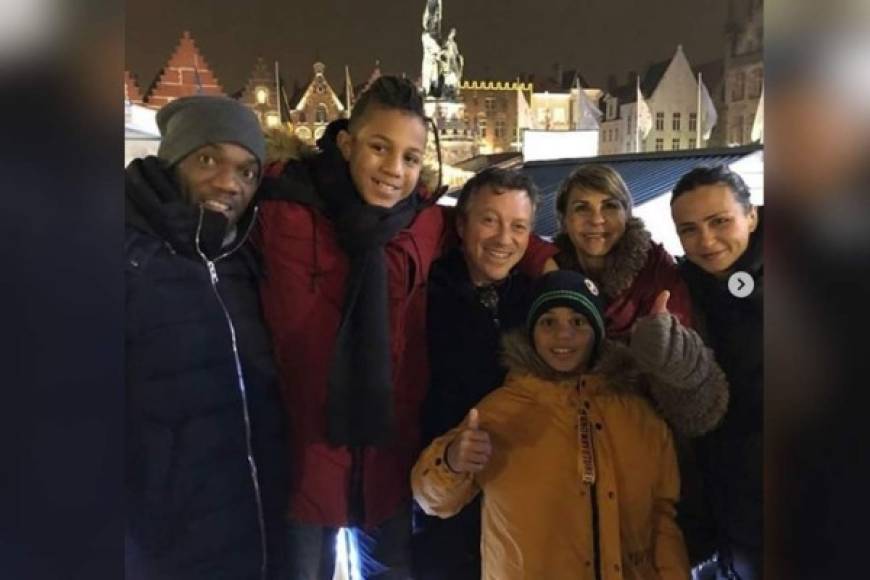 El ex jugador hondureño David Suazo, que reside en Italia, disfrutó de unas grandiosas vacaciones de fin de año en Brugge, Bélgica, junto a su familia.<br/><br/>En su cuenta de Instagram compartió varias fotografías que sus seguidores comentaron de inmediato deseándole feliz año.<br/><br/> <br/><br/>