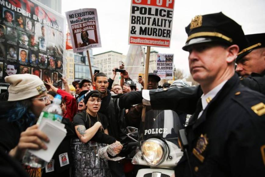 Un grupo de activistas liderados por la organización Liga por la Justicia de la Ciudad de Nueva York emprendió una marcha en protesta de la brutalidad policiaca con el propósito de traer sus voces al Congreso y demandar justicia.