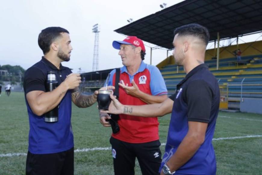 Mucho afecto. Pedro Troglio recibió caiño y respecto en El Progreso. El entrenador del Olimpia estuvo hablado muy amenamente con el uruguayo José Barreto y el argentino Matías Rotondi.