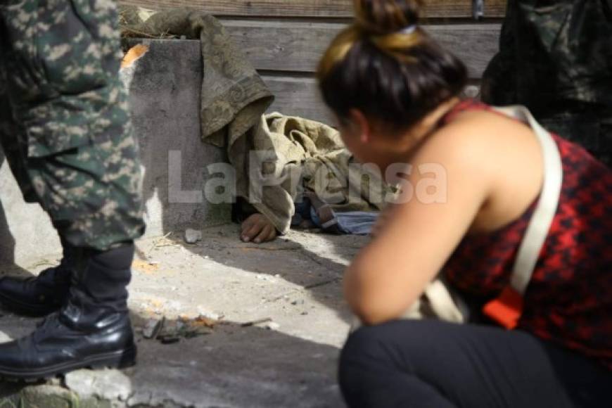 La rastra embistió cinco vehículos, entre ellos un taxi, un camión que trasladaba chimbos de gas y una motocicleta que quedó debajo de la misma.