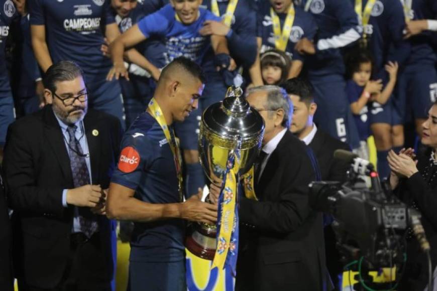 Selim Canahuati, presidente de la Liga Nacional, le entregó en sus manos a Juan Pablo Montes, capitán del Motagua, la copa.