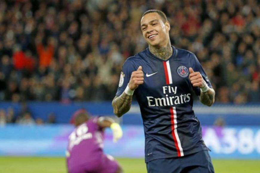 Van der Wiel: El ex-jugador del PSG y Fenerbahce jugará con el Cagliari de Italia.