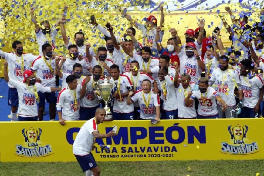 La celebración de los jugadores del Olimpia con la Copa 32 mientras Eddie Hernández toma un selfie.