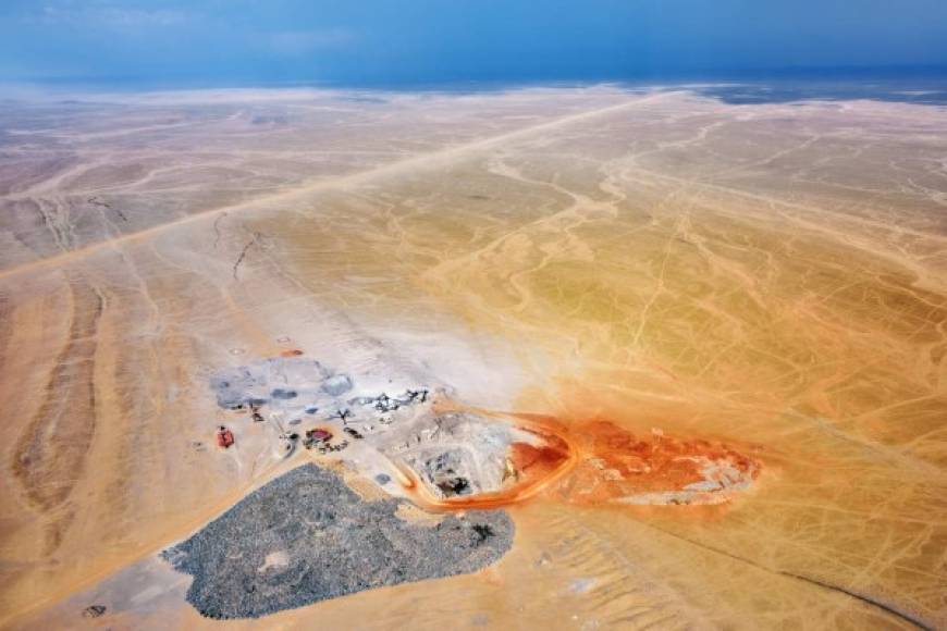 Vista aérea en el desarrollo de la explotación minera, cantera en el desierto de Namib, Namibia.