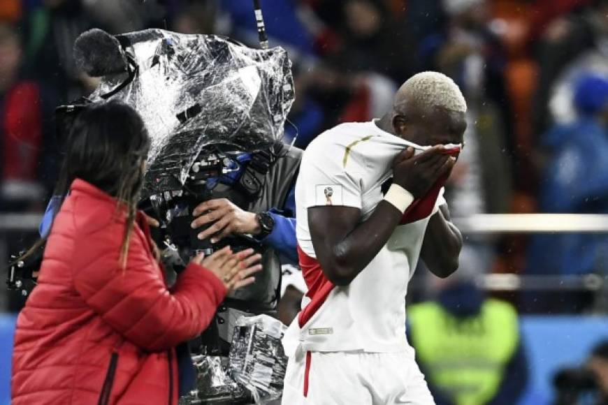 El lateral derecho peruano Luis Advíncula no pudo contener las lágrimas. Foto AFP