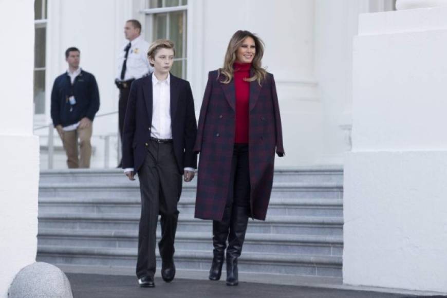 Barron apareció luciendo un traje formal para el evento. El jovencito sufrió bullying en meses pasado por un look casual que utilizó a su llegada a Washington. La ex primera hija, Chelsea Clinton, salió en su defensa en redes sociales.