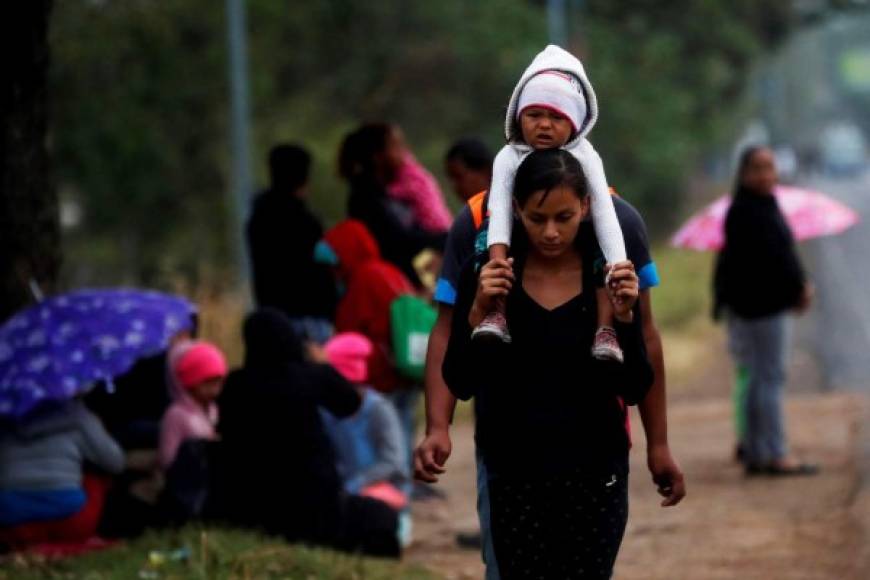 Cientos de madres con sus niños tomados de brazos o sobre sus hombros realizan la caminata de unos 200 kilómetros hacia la capital guatemalteca.