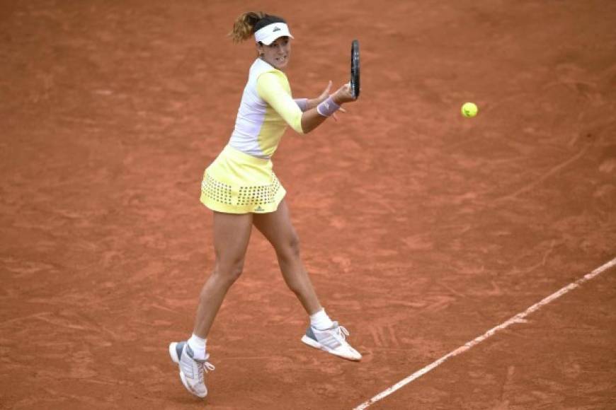 La española Garbine Muguruza devuelve la bola a la rusa Svetlana Kuznetsova en juego de la cuarta ronda de mujeres en Roland Garros. Foto AFP/Martín Bureau