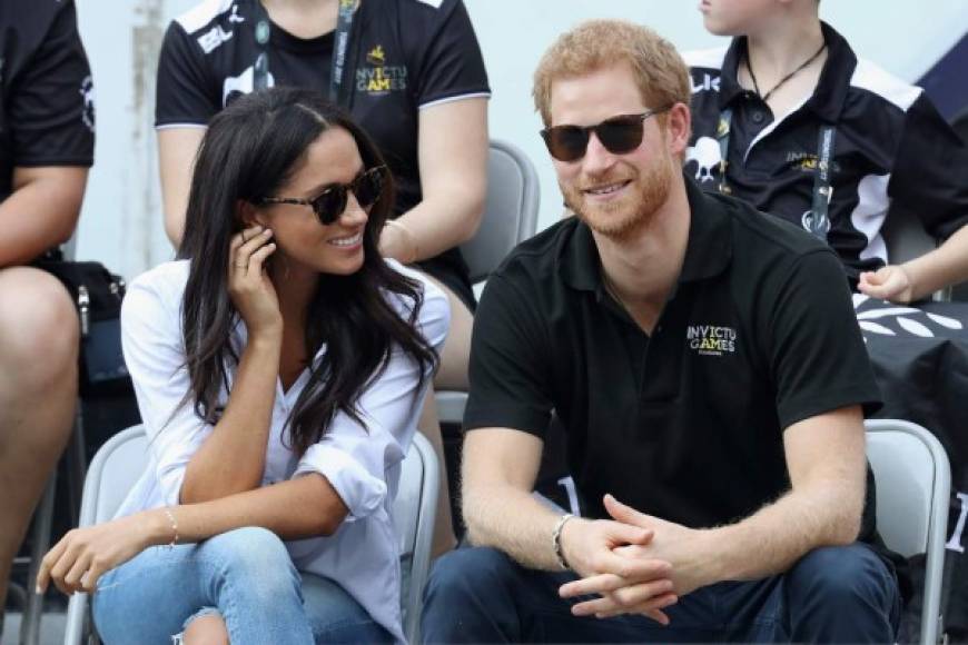 Britain's Prince Harry, Duke of Sussex, places the wedding ring on the finger of US fiancee of Britain's Prince Harry Meghan Markle (R) during their wedding ceremony in St George's Chapel, Windsor Castle, in Windsor, on May 19, 2018. / AFP PHOTO / POOL / Jonathan Brady