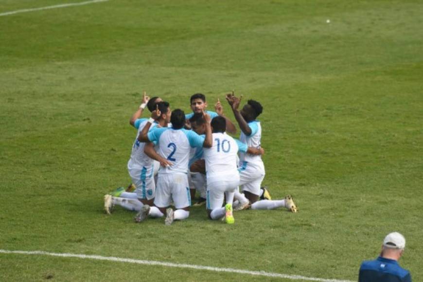 Los jugadores de la selección de Guatemala se arrodillaron en el momento que marcaron el primer gol.