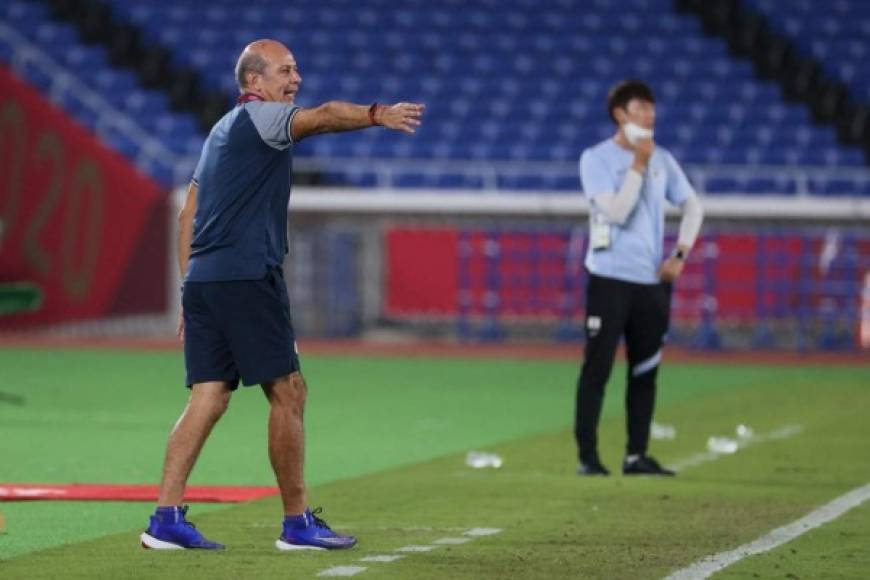 Honduras' coach Miguel Falero gestures during the Tokyo 2020 Olympic Games men's group B first round football match between South Korea and Honduras at the Yokohama International Stadium in Yokohama on July 28, 2021. (Photo by Mariko ISHIZUKA / AFP)