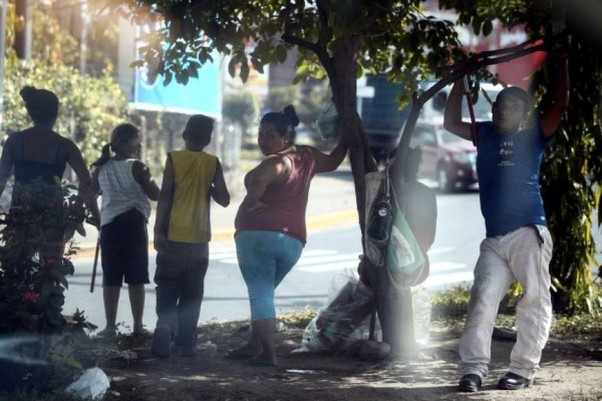 En esta escena se observa como los adultos estan vigilantes al entorno de los niños, violentando así todos sus derechos.