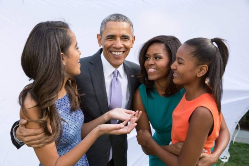 Obama y Michelle, que pasaron de vivir en un barrio de clase media en Chicago a la Casa Blanca en Washington, se esforzaron para mantener la 'normalidad' en la vida de sus hijas.