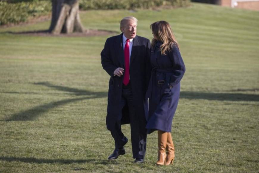 Atrás quedaron los desplantes de Melania hacia el magnate. En los últimos días, la pareja presidencial se ha mostrado más cercana, en un frente unido ante los escándalos en la prensa.