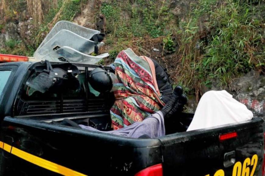 Policías guatemaltecos se resguardan de las bajas temperaturas en un puesto de control en Esquipulas.