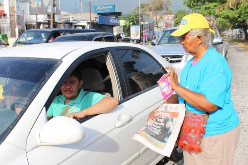 Los canillitas ofrecieron LA PRENSA a los sampedranos y obsequiaron el nuevo Rinso.