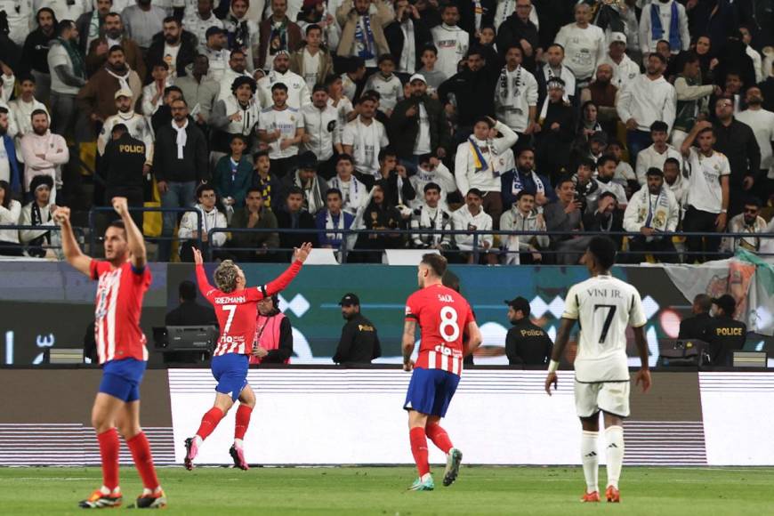 Antoine Griezmann celebrando su gol que lo convirtió en el máximo goleador en la historia del Atlético de Madrid con 174 tantos, superando los 173 de Luis Aragonés.