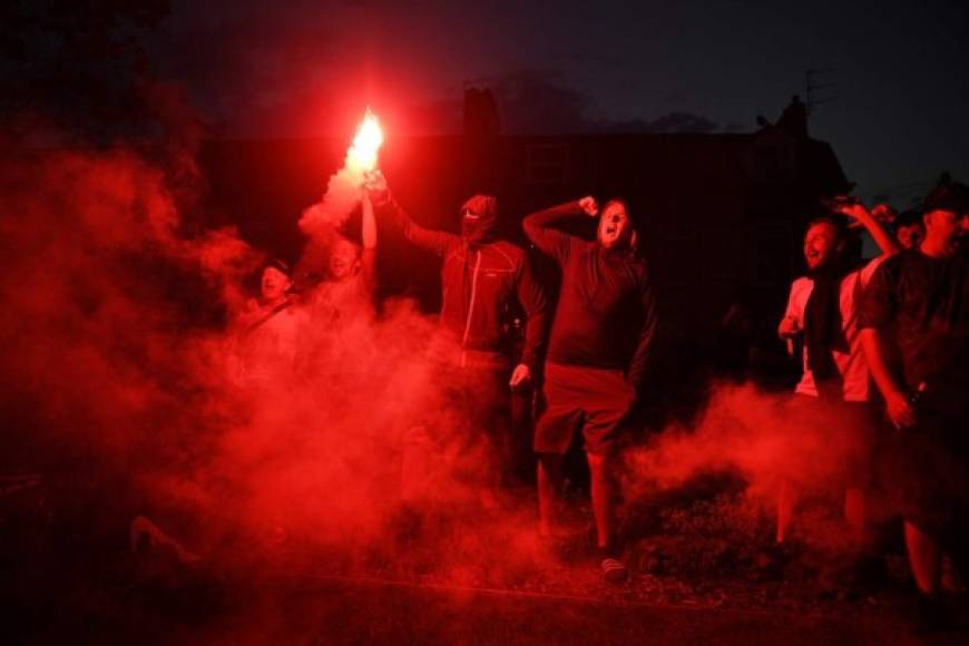 Para la ciudad de Liverpool, esta fiesta tardó tres décadas en realizarse y aunque lo ideal era evitar las reuniones con gran cantidad de gente, los seguidores de los Reds no pudieron contenerse.