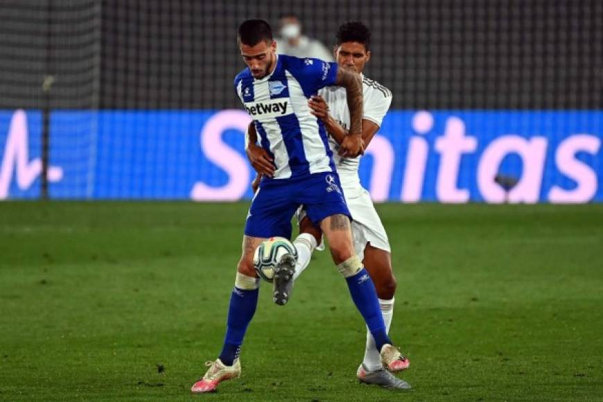 Raphael Varane defiende como puede. Así busca quitarle el balón a sus rivales.