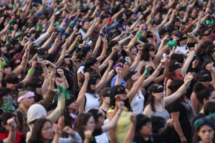 Miles de mujeres realizan el performance 'El violador eres tú', en Ciudad de México (México). <br/><br/>Al menos 2,000 mujeres presentaron un performance feminista en contra de la violencia machista y de los feminicidios durante una manifestación que culminó en la principal plaza pública de la Ciudad de México.