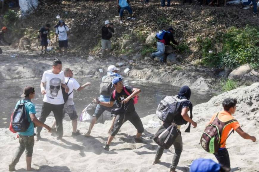 Varios migrantes lanzaron piedras contra los militares mexicanos en un desesperado intento por ingresar a ese país luego de que el Gobierno de Andrés Manuel López Obrador rechazara darles un salvoconducto.