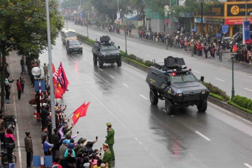 Vehículos del Ejército de Vietnam encabezaron la caravana que trasladó a Kim hasta su hotel.