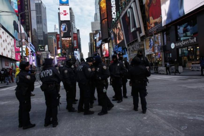 Tras dos recientes ataques terroristas en la ciudad inspirados por el grupo Estado Islámico, uno con bomba abortado en un túnel del metro el 11 de diciembre y un atropello con una camioneta en TriBeca que dejó ocho muertos el 31 de octubre, las medidas de seguridad en Times Square fueron inéditas.
