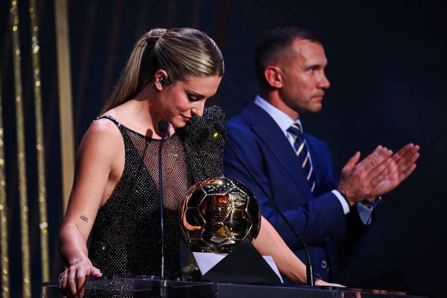 Alexia Putellas hizo historia al convertirse en la primera mujer en ganar un segundo Balón de Oro, después de haberlo ganado en 2021, convirtiéndose además en la undécima futbolista, entre las categorías masculina y femenina, en lograr más de una vez el premio.