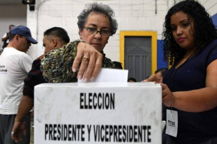 A voter casts her ballot at a polling station in Tegucigalpa during the general election on November 26, 2017. <br/>Honduras' six million voters are to cast ballots in a controversial election Sunday in which President Juan Orlando Hernandez is seeking a second mandate despite a constitutional one-term limit. This small country is at the heart of Central America's 'triangle of death,' an area plagued by gangs and poverty. / AFP PHOTO / ORLANDO SIERRA