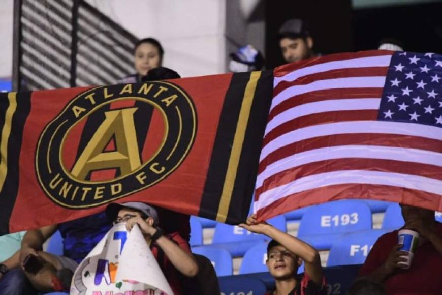 Banderas del Atlanta United y de Estados Unidos se pudieron ver en el estadio Olímpico de San Pedro Sula