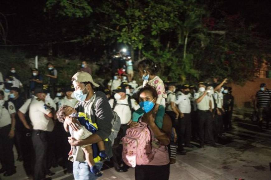 Sin embargo, ante la gran cantidad de migrantes en la frontera, los agentes de la Policía Nacional Civil decidieron dar un paso al costado y dejaron avanzar a la multitud.<br/>
