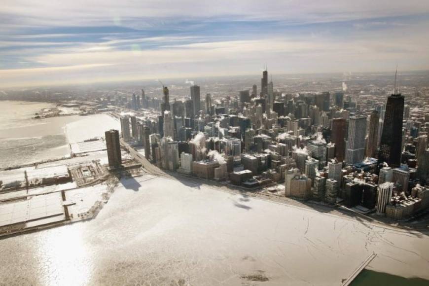 Chicago, la famosa ciudad de los vientos se congeló. <br/><br/>Tras sufrir temperaturas más bajas que las de Alaska o la Antártida, derivadas de una ola de frío extremo que azota el Medio Oeste de EEUU, Chicago amaneció este jueves bajo varias pulgadas de nieve.