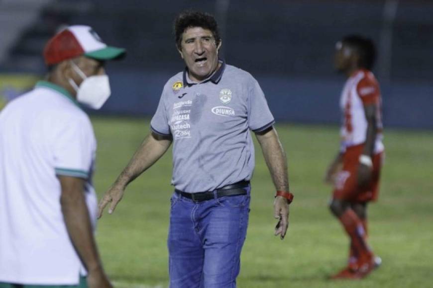 Héctor Vargas se molestó mucho por la expulsión de Ryduan Palermo.