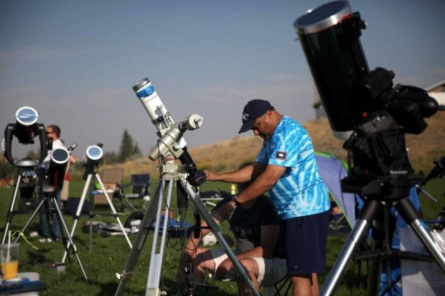 Dependiendo de la ubicación, los espectadores podrán experimentar el eclipse durante un máximo de 2 minutos y 40 segundos, y el acontecimiento tardará una hora y media en recorrer el cielo desde la costa del Pacífico, donde comenzará a las 10.15 (17.15 GMT), a la del Atlántico, a las 14.45 (18.45 GMT).<br/>