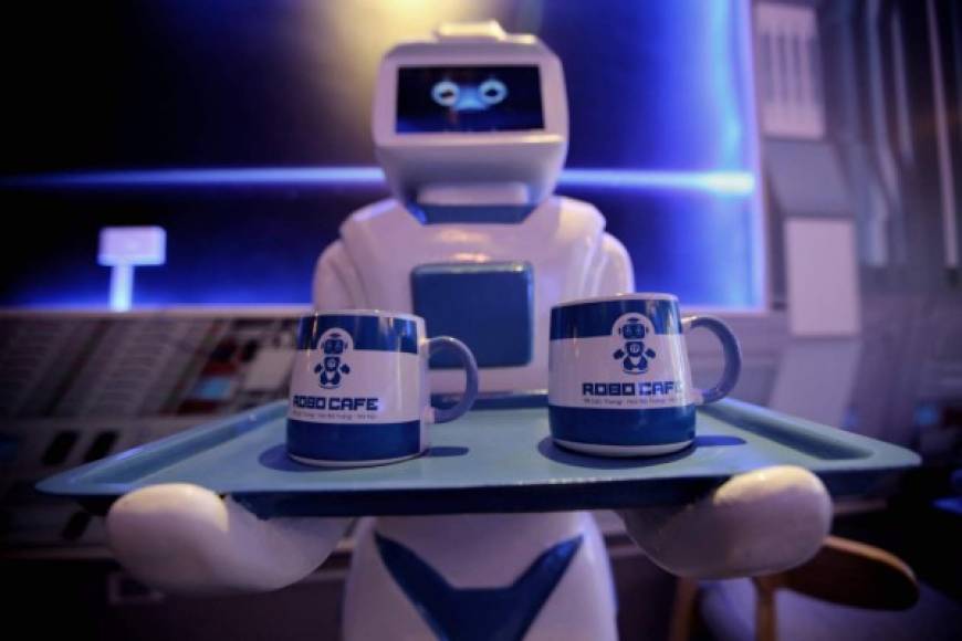 Vietnam. <br/>Morta, el primer robot que sirve café. Un robot sirve bebidas en una cafetería de Hanoi. Morta tien 130 cm de altura y 20 kilogramos de peso y vale casi 9,000 dólares estadounidenses.