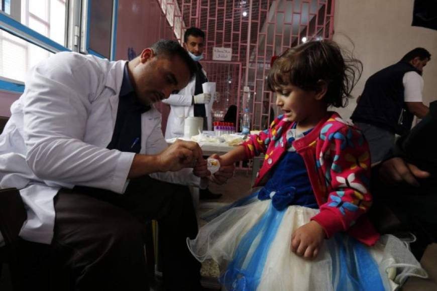 Un doctor trata a una niña infectada con cólera en Saná; más de 500,000 personas han sido infectadas.